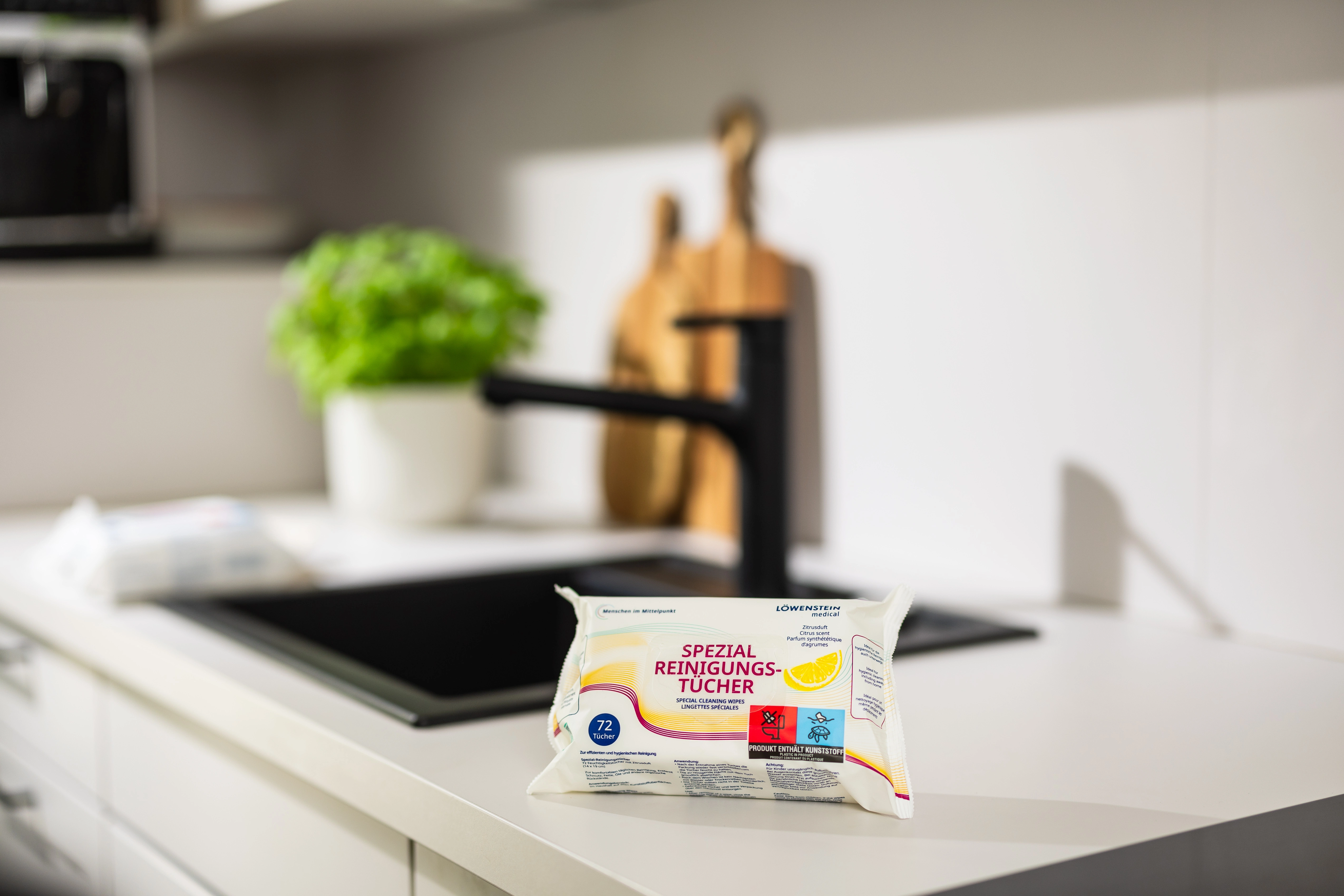 CPAP Reinigungstuecher stehen in einer weißen Verpackung und gelblichen Farben auf einer Küchenoberfläche.