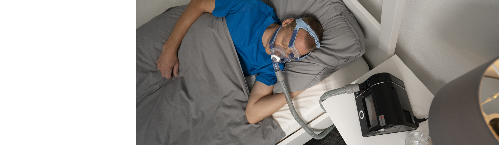 CPAP Gerät für Schlafapnoe – Atemtherapie für erholsamen Schlaf banner mit cpap gerät für die schlafapnoe therapie und atemunterstützung