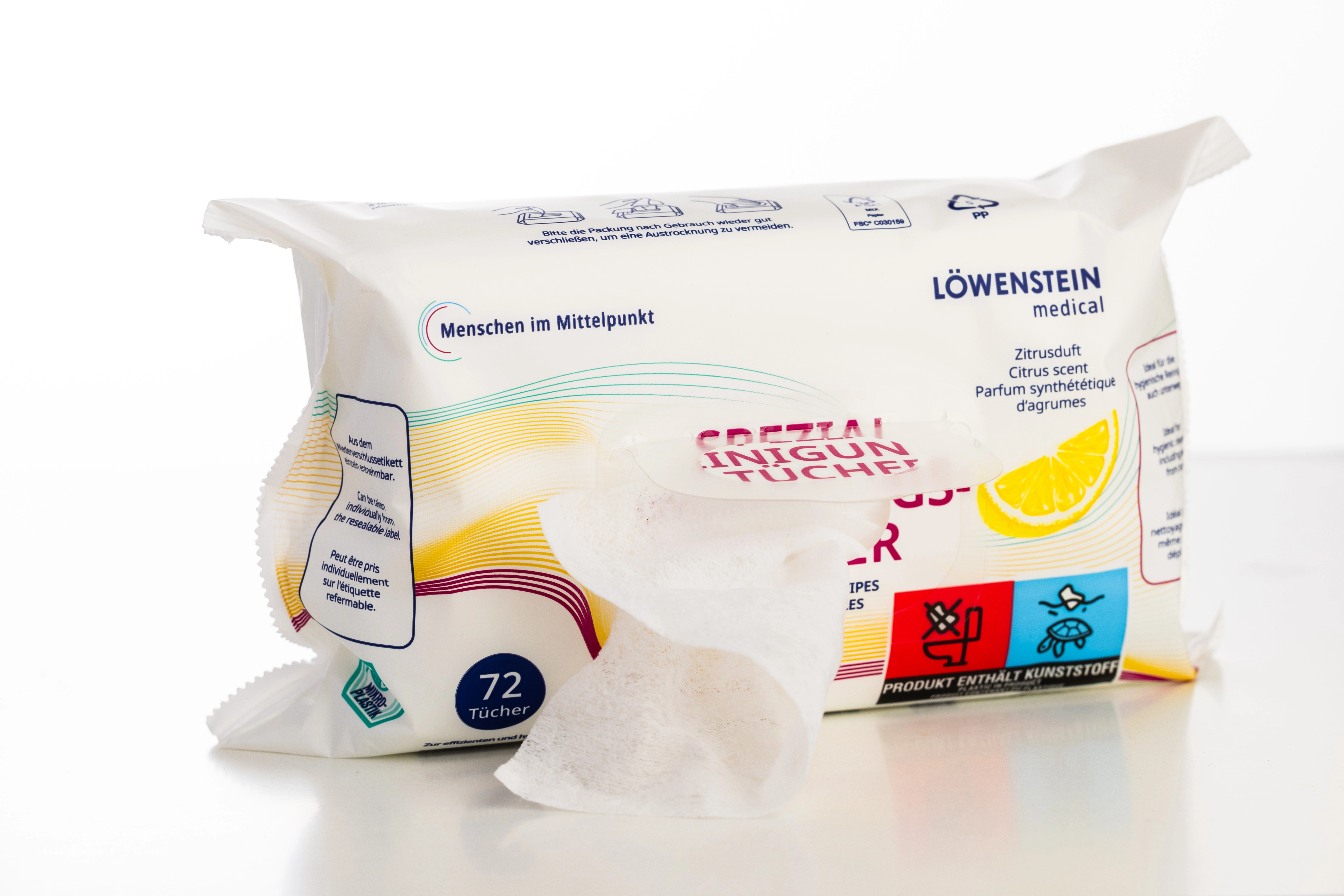 Eine geöffnete Verpackung Zitroen Reinigungstuecher stehen vor einem weißen Hintergrund.