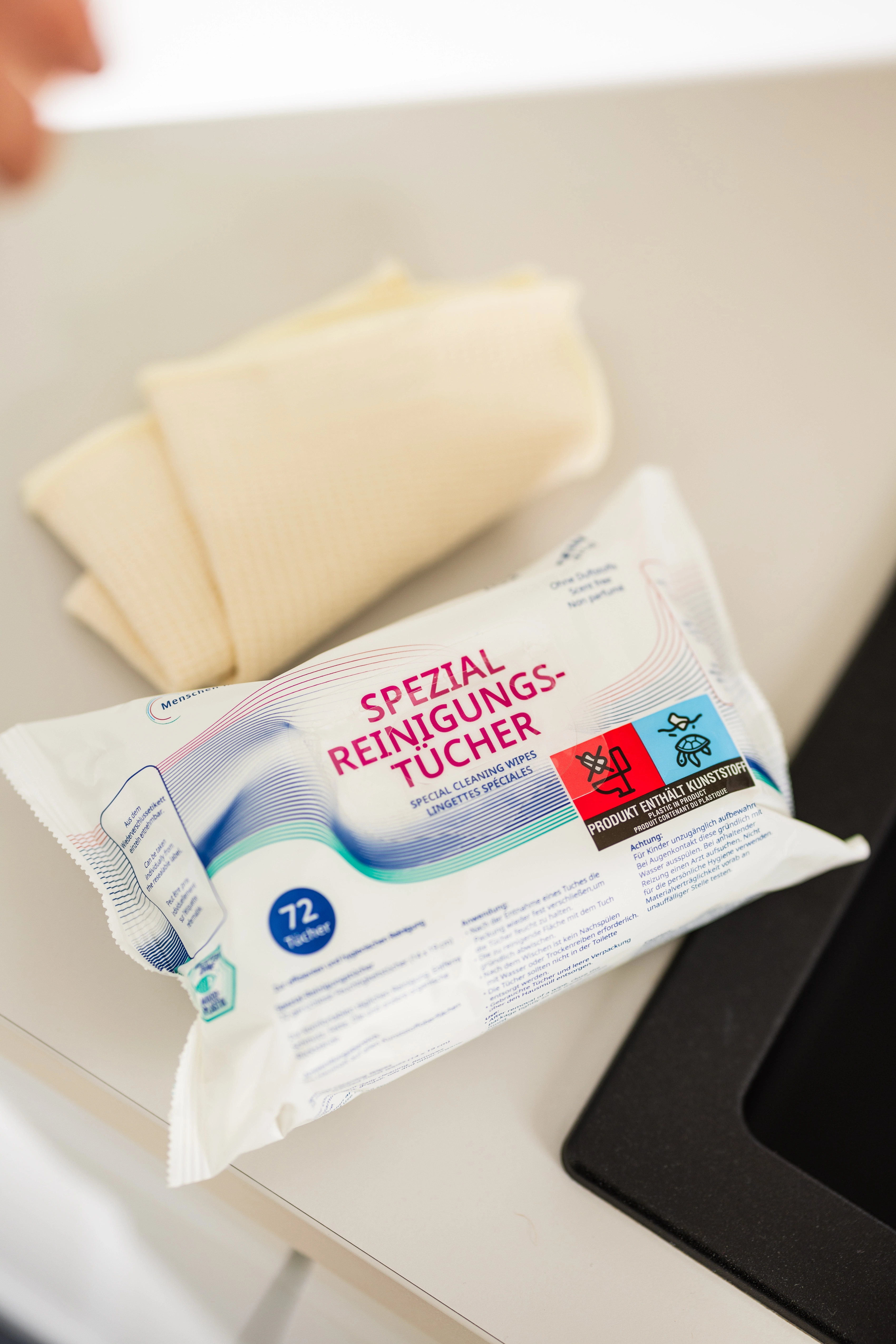 Spezialtücher liegen eingepackt in einer weiß-blauen Verpackung auf einer Küchenoberfläche.